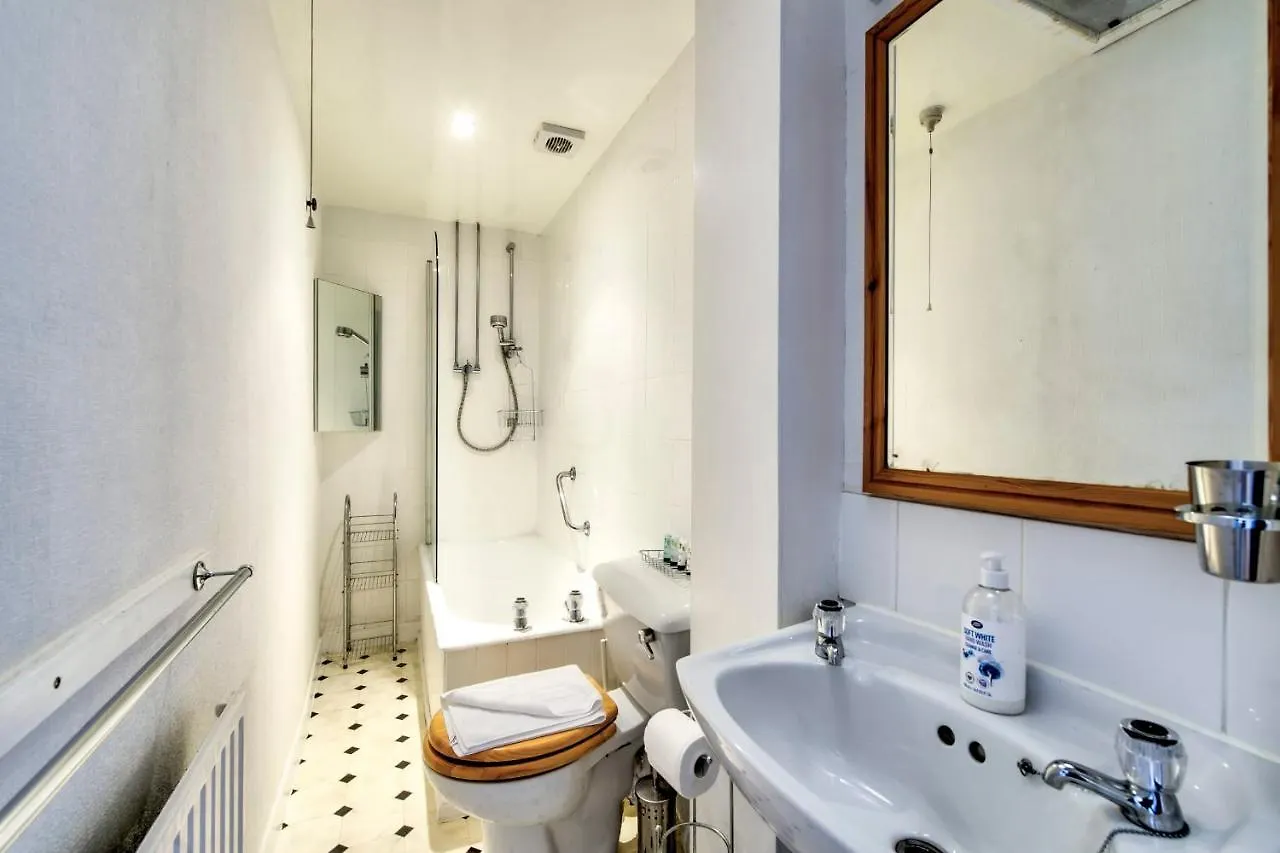 Guestready - Castle View Home On Quiet Street Edinburgh