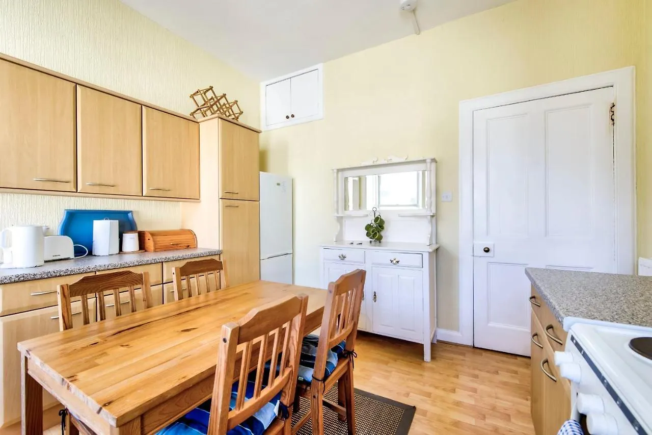 Guestready - Castle View Home On Quiet Street Edinburgh