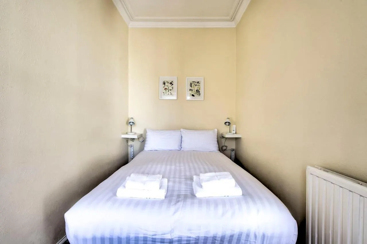 Guestready - Castle View Home On Quiet Street Edinburgh 0*,