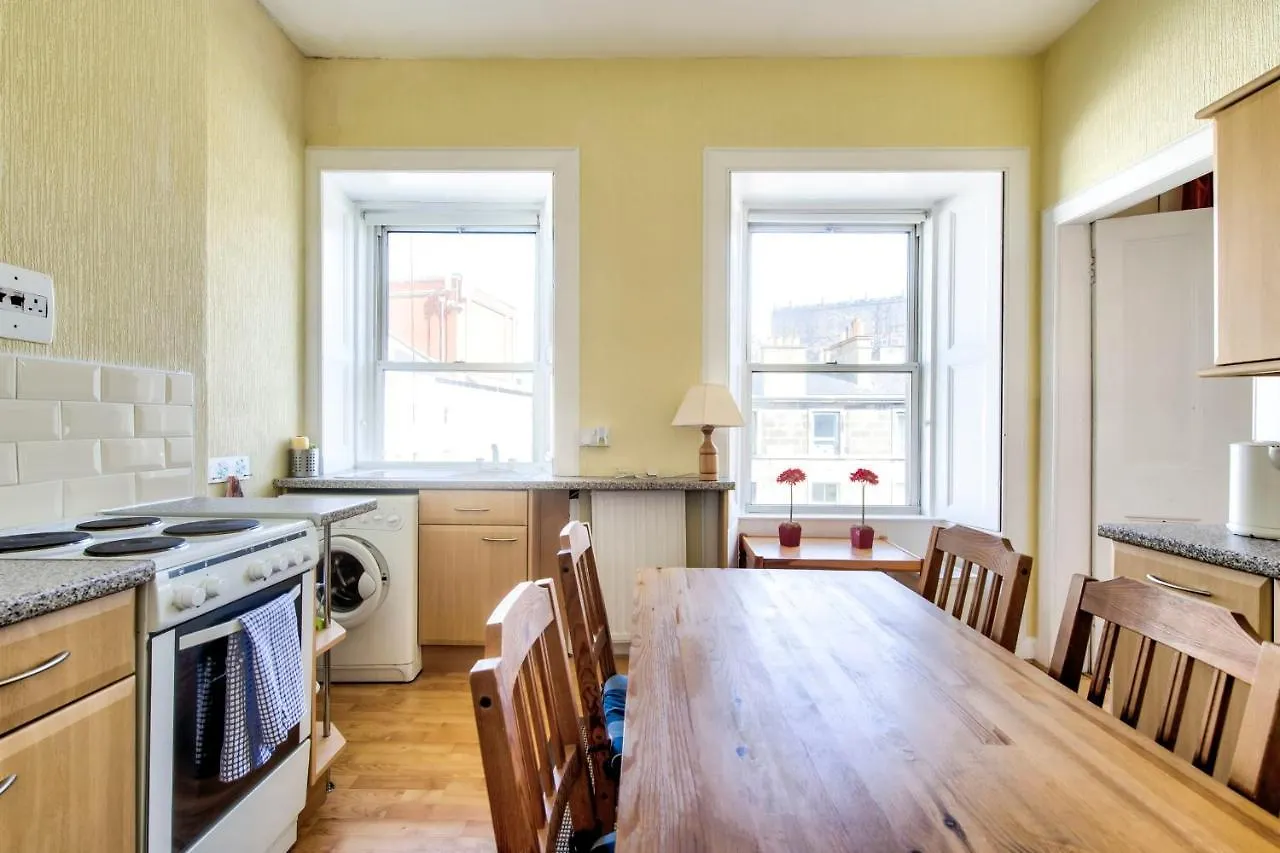 Apartamento Guestready - Castle View Home On Quiet Street Edimburgo