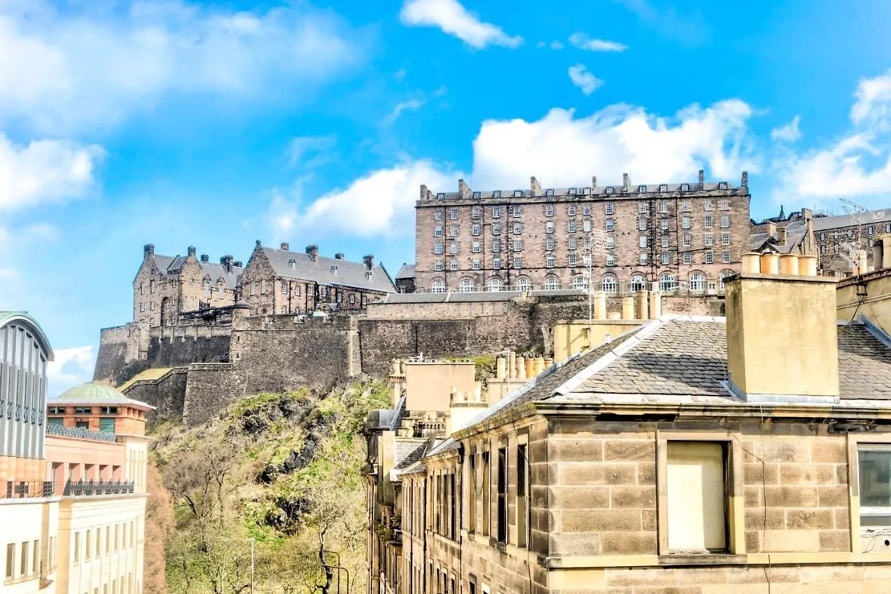 Guestready - Castle View Home On Quiet Street Edimburgo