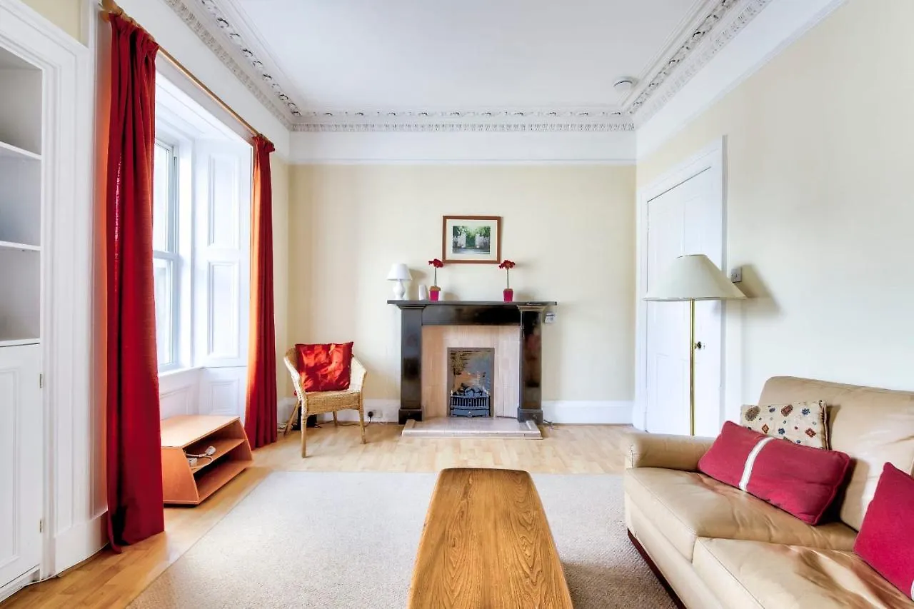 Apartamento Guestready - Castle View Home On Quiet Street Edimburgo Reino Unido
