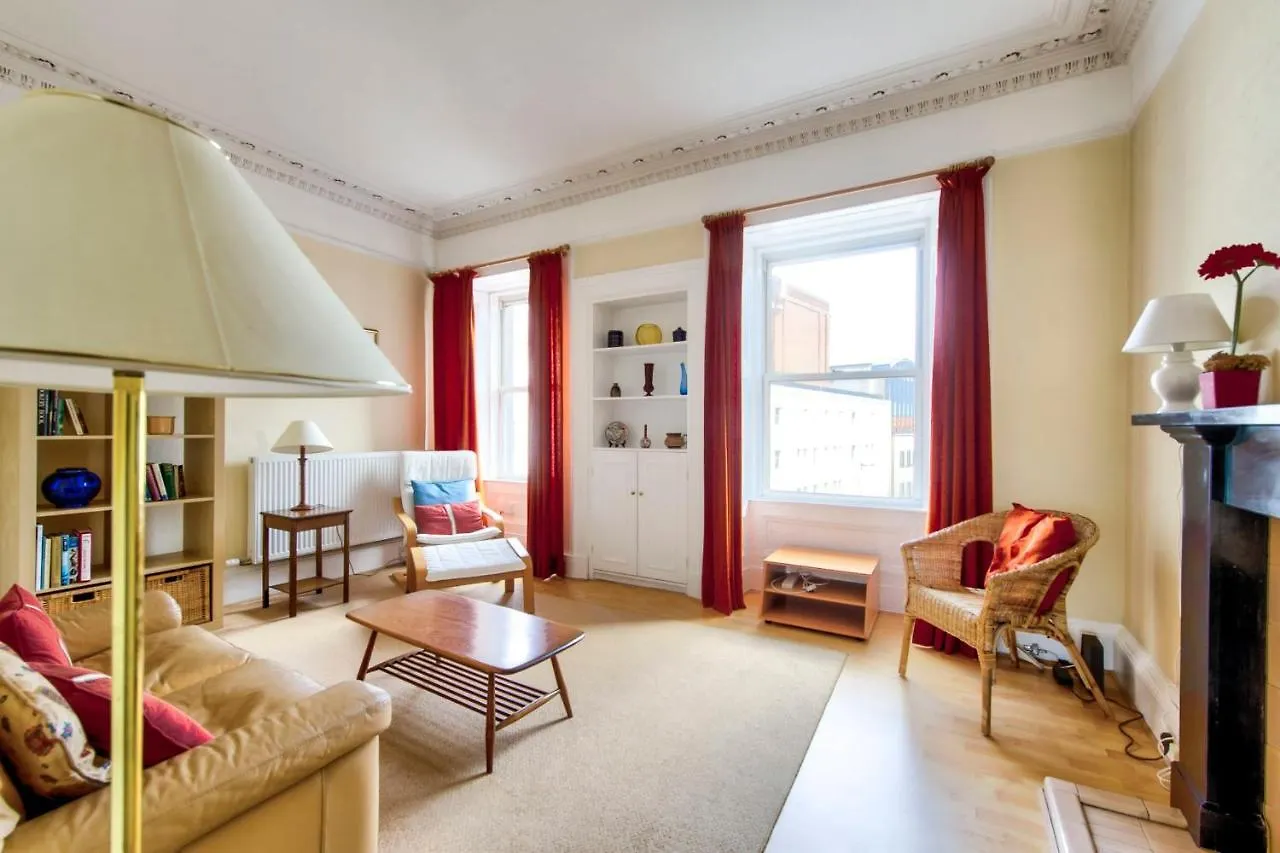 Guestready - Castle View Home On Quiet Street Edimburgo