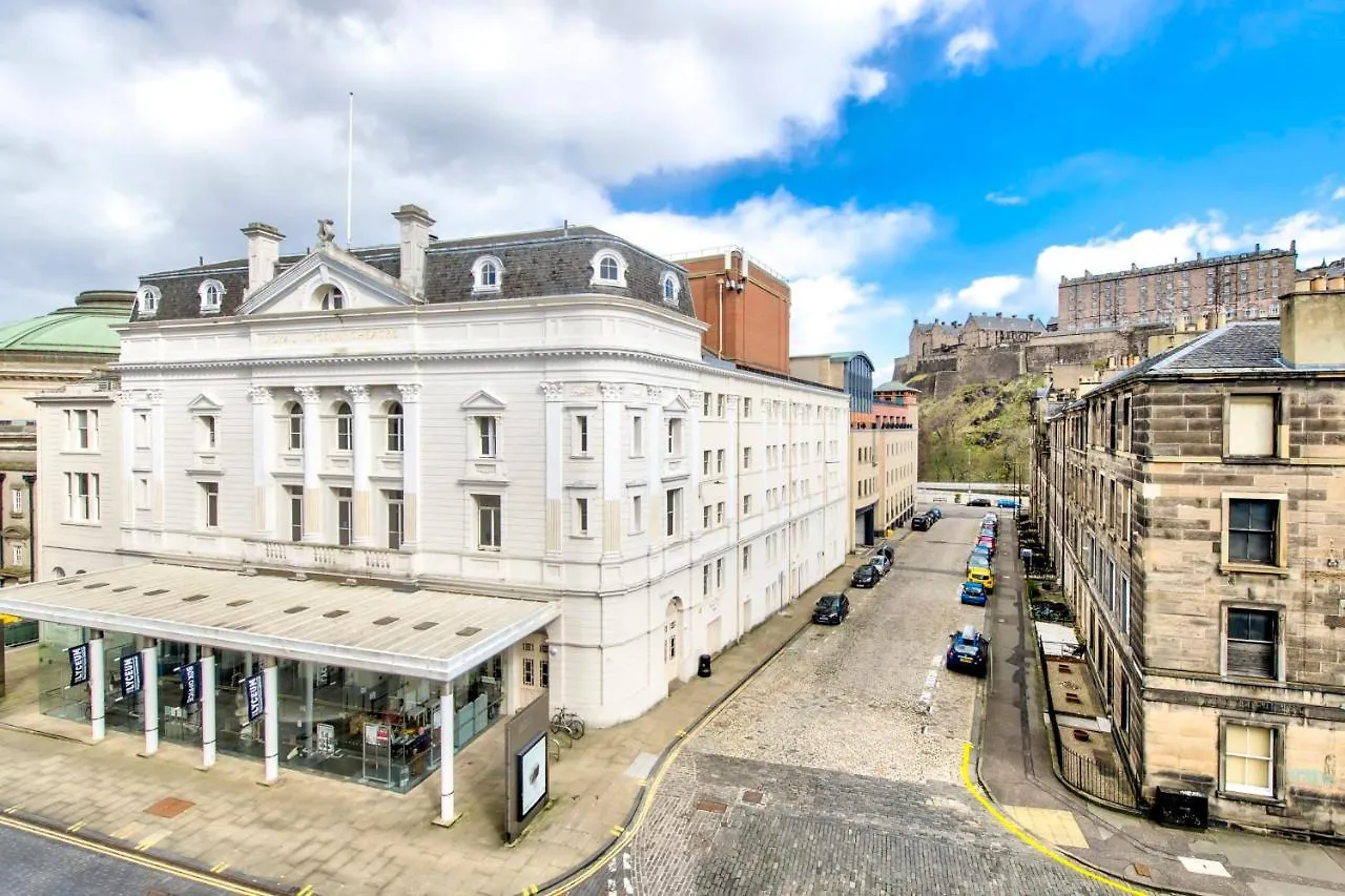 Apartamento Guestready - Castle View Home On Quiet Street Edimburgo Reino Unido